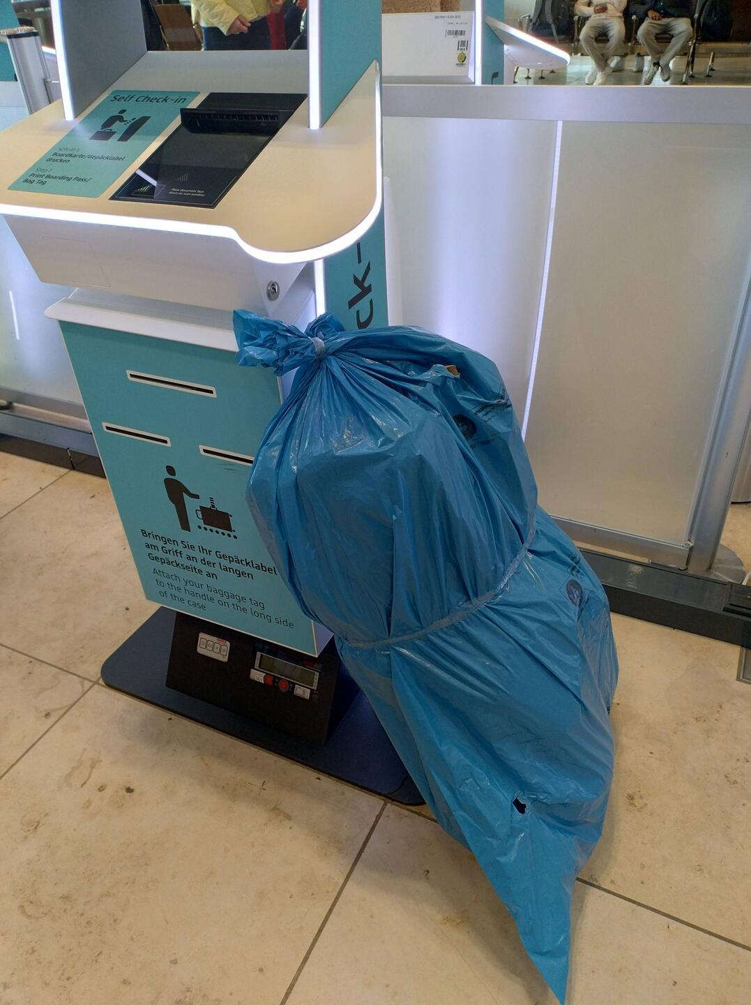 Das obligatorische Paket wurde am Flughafen registriert und abgegeben