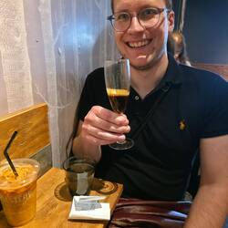 Espresso aus einem Sektglas. Kevin ist nicht begeistert :D