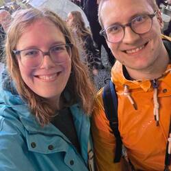 Auf der Kreuzung. Auch bei Regen viel los.