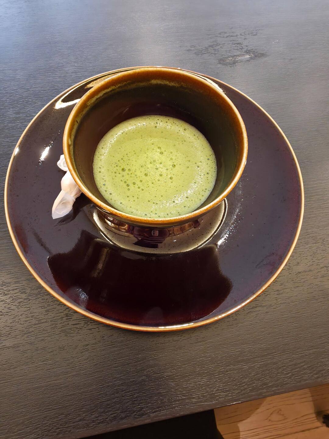 Frischer traditioneller Matcha - das Bonbon isst man vorher