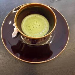 Frischer traditioneller Matcha - das Bonbon isst man vorher