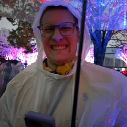 Wir halten durch, um die tolle Ausstellung im Park zu erleben