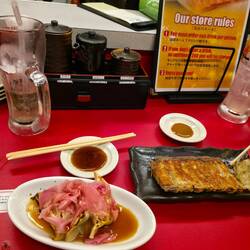 Gyoza in Osaka. Wir sehen leider, dass es Tiefkühlware ist... aber leckere Kombi mit Ingwer