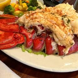 Der Lobstertail wird schon vorher so zubereitet, dass man direkt losfuttern kann