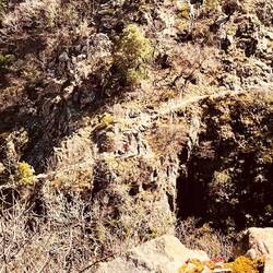 Der Weg am gegenüberliegenden Ufer, wo der Aufstieg anfängt