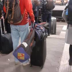 Das Gepäck lässt erahnen dass ich nicht der einzige mit der Idee bin Ende März Ski fahren zu gehen