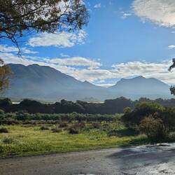 Bei tollem Himmel starten wir