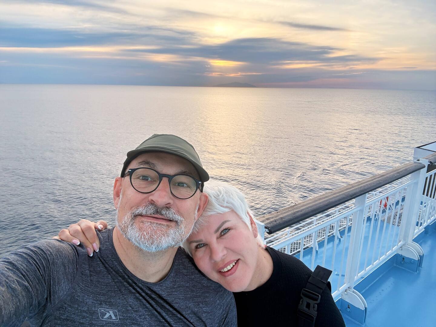 Etwas müde an Deck, bevor die Fähre in Bastia anlegt.