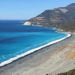 Es gibt schöne Strände auf der Insel