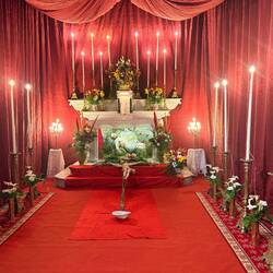 Die Kirche war geschmückt, wobei.....