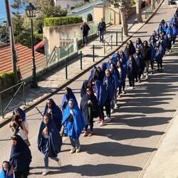 Die Frauen gingen verhüllt mit, wie es die Tradition verlangt 😕