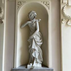 Casa dei Mascheroni - Statuette im Eingangsbereich: Der Winter