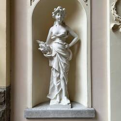 Casa dei Mascheroni - Statuette im Eingangsbereich: Der Sommer