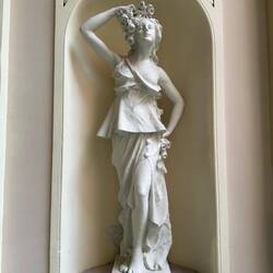 Casa dei Mascheroni - Statuette im Eingangsbereich: Der Frühling