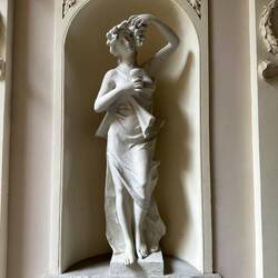 Casa dei Mascheroni - Statuette im Eingangsbereich: Der Herbst