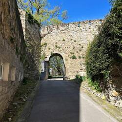 Eingang zum Park des Civico Museo d'Antichita "J.J. Winckelmann"