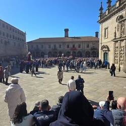 The crowd is mixed with all the pasos during the sermon.