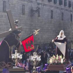 Veronica offers her cloth.