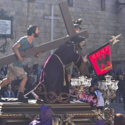 Simon helping Christ.