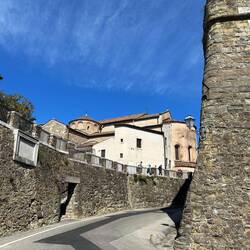 Rechts die erste für uns sichtbare Mauer der Burg, links die Treppe zum "Hintereingang" der Kathedra