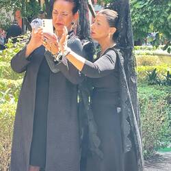 Nette Damen in traditioneller Kleidung