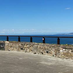 Die Runde Bastion - Brüstung, Meer und im Hintergrund die Alpen (Blick nach Nordwesten)