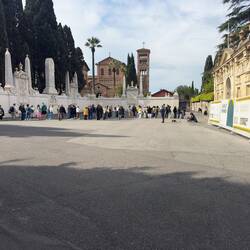 The crowd queuing for the Aventine keyhole.