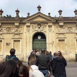 The crowd queuing for the Aventine keyhole.