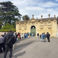 The crowd queuing for the Aventine keyhole.