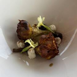 Carciofo alla giudia, aglio nero, tuorlo marinato, caprino e liquirizia