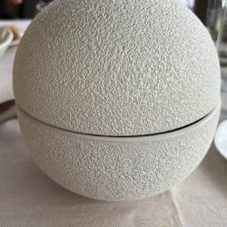 Uovo cotto a bassa temperatura, spuma di patate alla brace, carletti, asparagi e polvere di porro br