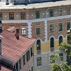 Zoom auf ein Haus in der Nähe der Burg