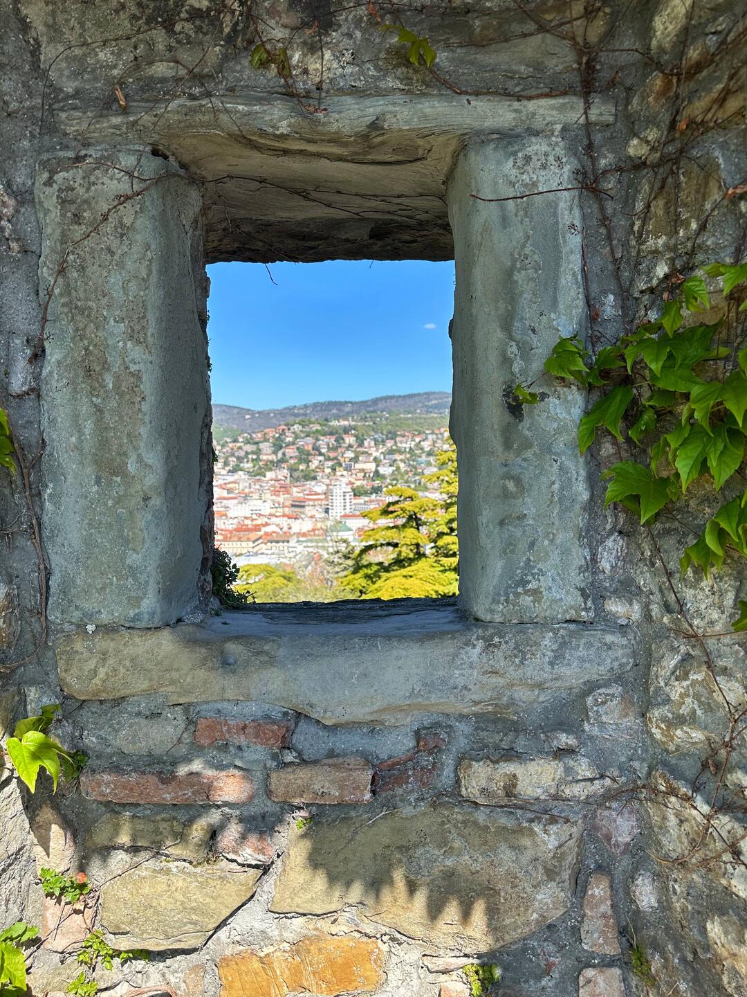Blick durch eine Schießscharte