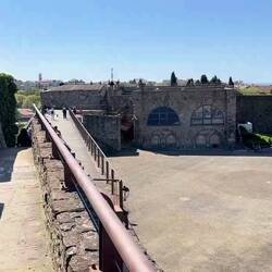 Blick von oben auf den Burghof