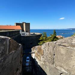 Blick durch eine Schießscharte auf die Runde Bastion