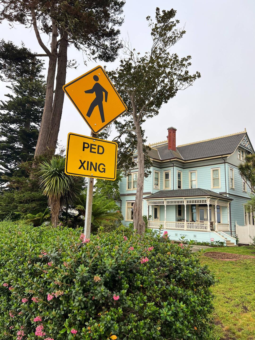 Chinesisch? Nein, Pedestrian Crossing / Fußgängerüberweg