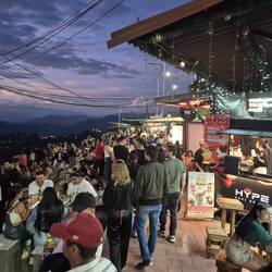 Viele Menschen genießen friedlich den Abend