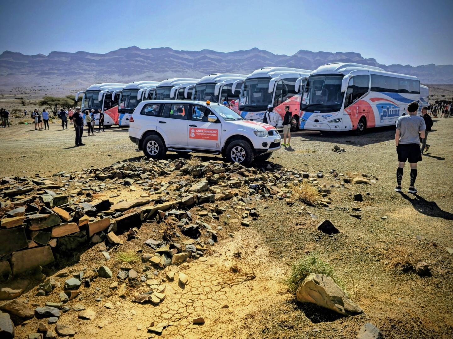 Anreise zum Camp mit ca 50 Bussen