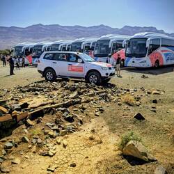 Anreise zum Camp mit ca 50 Bussen