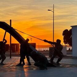 Denkmal für den "Mann des Meeres" (Vier Männer und eine Frau)?.