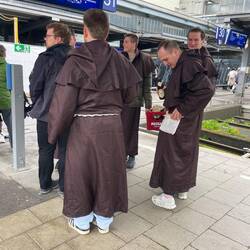 Hauptbahnhof München: verkleidete Teilnehmer eines riesigen Dart-Events