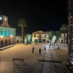 Blick aus unserem Zimmer auf den Dorfplatz. Fußball spielende Jugendliche um Mitternacht