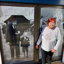 Majdas Opa und Vater, waren auf der Eingangstüre des Museums verewigt