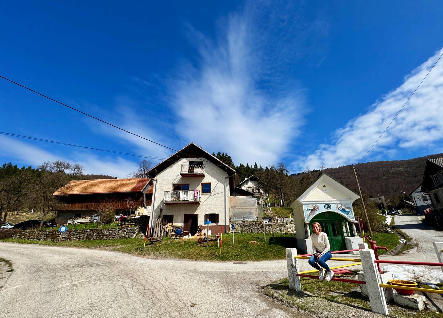 Irene am Platz wo sie ein Teil der Kindheit verbringen durfte.