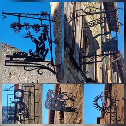 Über den Geschäften überall hübsche Schilder