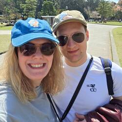 Partner Look mit Shirts und Hüten