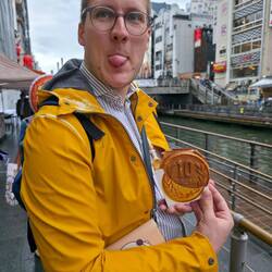 Die 10 Yen Münze, ein Klassiker: vergleichbar mit Waffelteig, gefüllt mit Käse. Lecker!