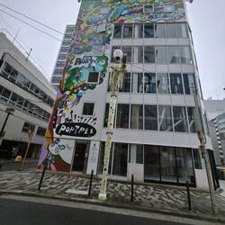 Viel Streetart in diesem Viertel und lustige Straßenlaternen