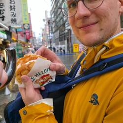 Frisches Melonpan gefüllt mit Sakura Eis. Brot Top, Eis sehr künstlich.