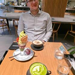 Die Erdbeersaison ist hier in vollem Gange und wird gern mit Matcha kombiniert.